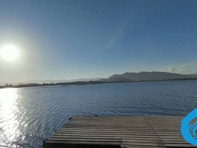 deck no final da rua com essa visão e acesso para  lagoa de